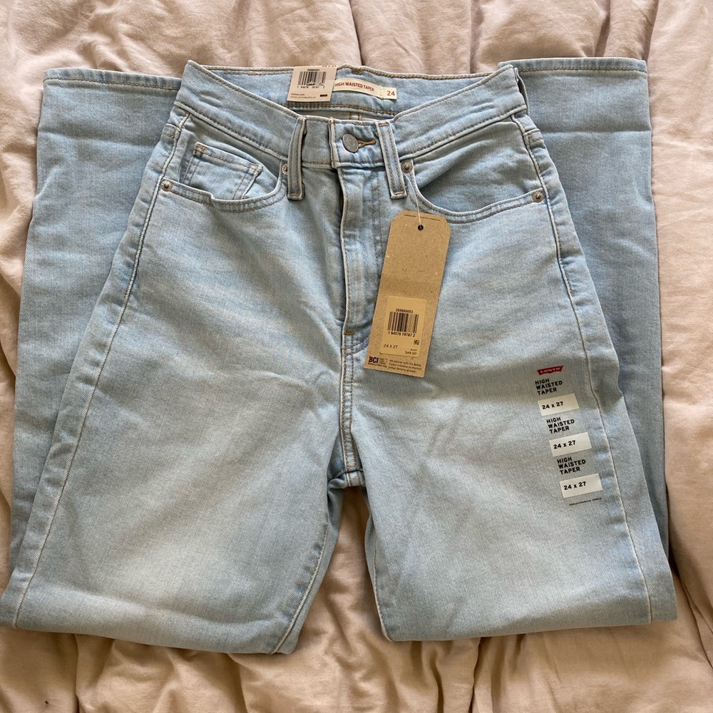🚫 SOLD 🚫LEVIS High waisted taper jeans NWT 24